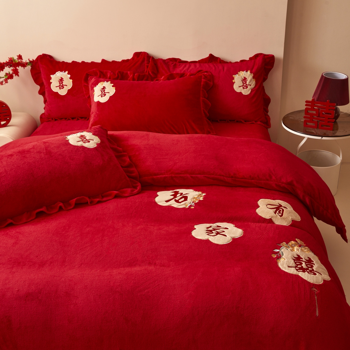 91家纺网 家纺一手货源 找家纺 千希家纺 2025新款220克牛奶绒贴布绣婚庆套件（提供买家秀） 吾家有喜