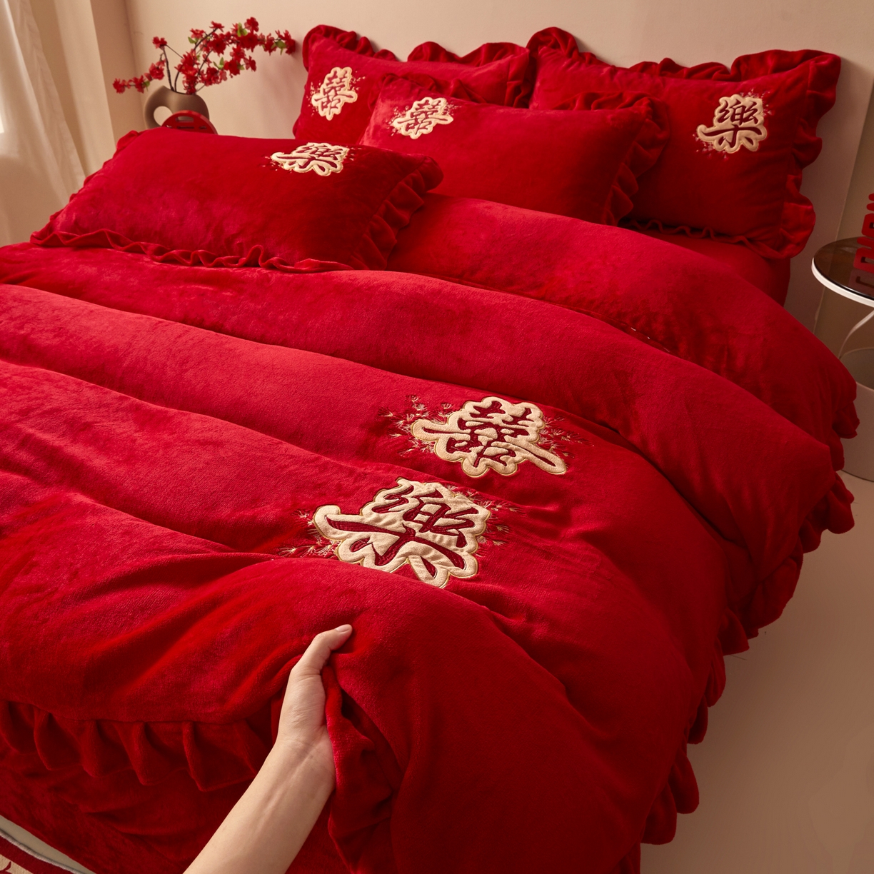 91家纺网 家纺一手货源 找家纺 千希家纺 2025新款220克牛奶绒贴布绣婚庆套件（提供买家秀） 贴布款-喜樂