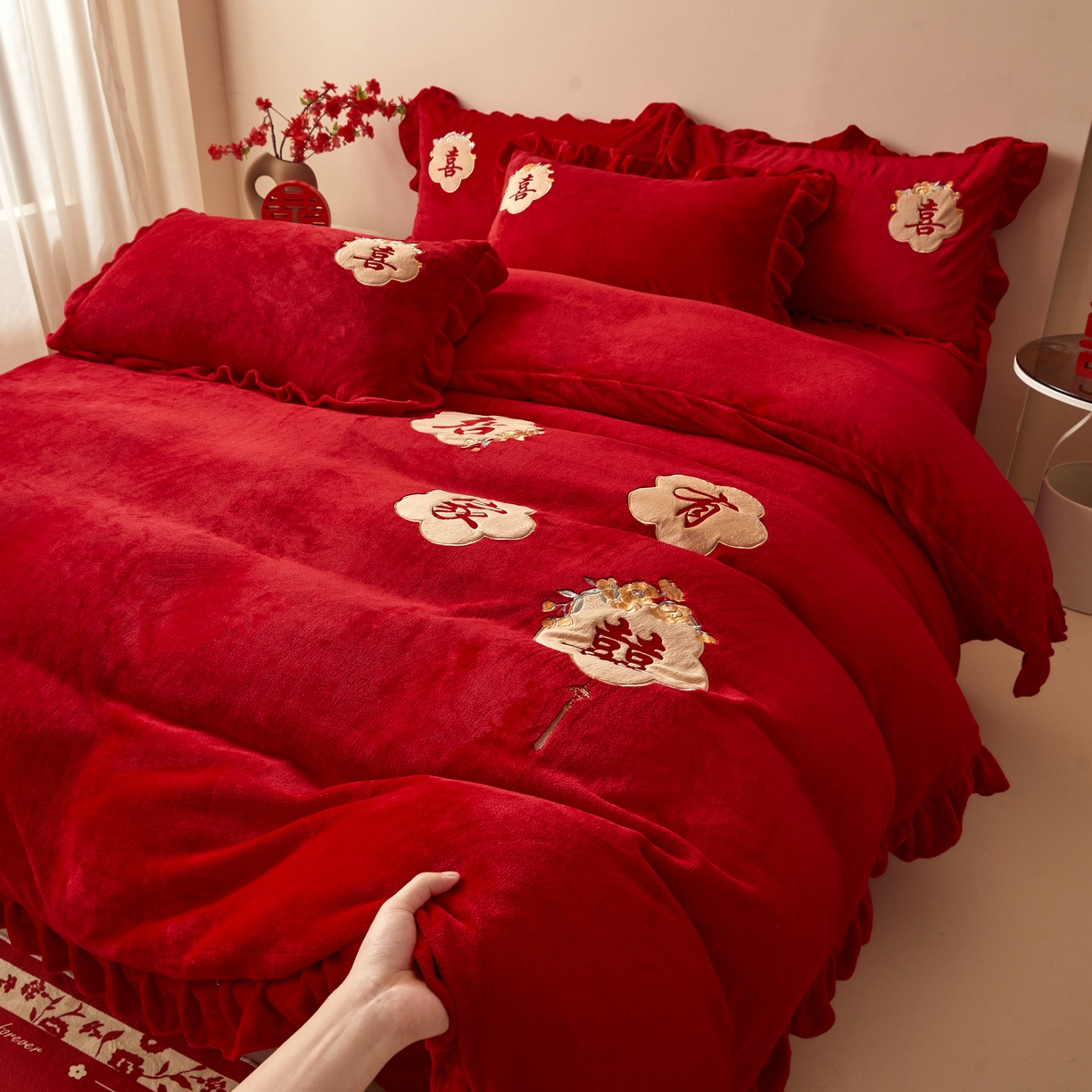 91家纺网 家纺一手货源 找家纺 千希家纺 2025新款220克牛奶绒贴布绣婚庆套件（提供买家秀） 吾家有喜