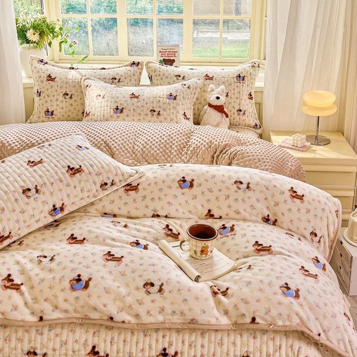 91家纺网 家纺一手货源 找家纺 尚美家纺 2025冬季新品豆豆绒高克重床盖被套四件套 香肠狗