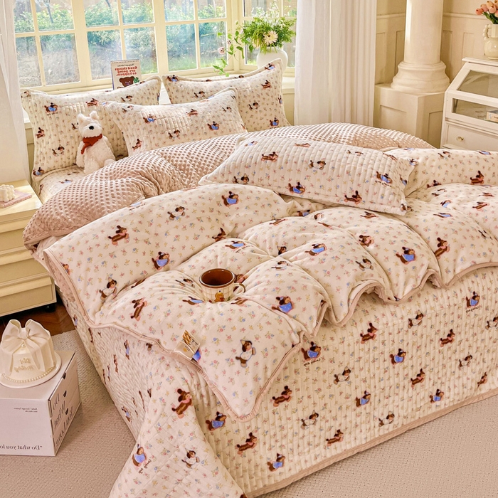 91家纺网 家纺一手货源 找家纺 尚美家纺 2025冬季新品豆豆绒高克重床盖被套四件套 香肠狗