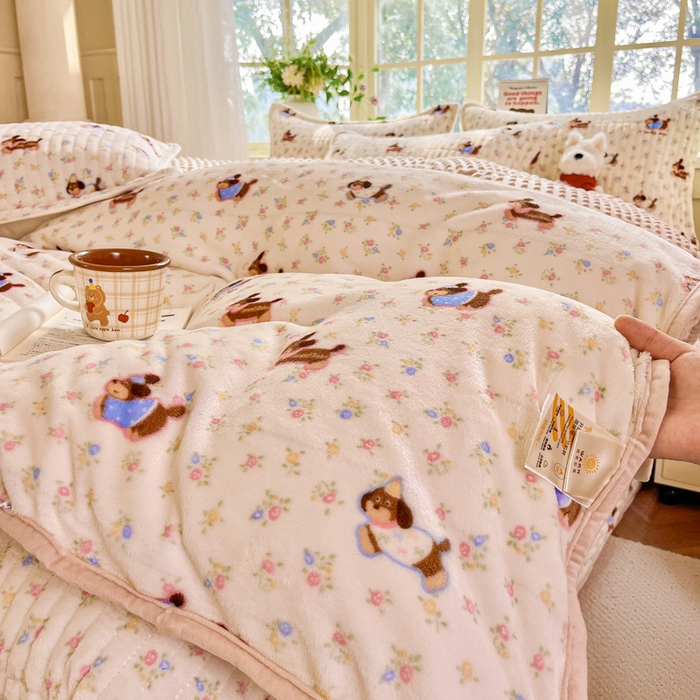 91家纺网 家纺一手货源 找家纺 尚美家纺 2025冬季新品豆豆绒高克重床盖被套四件套 香肠狗