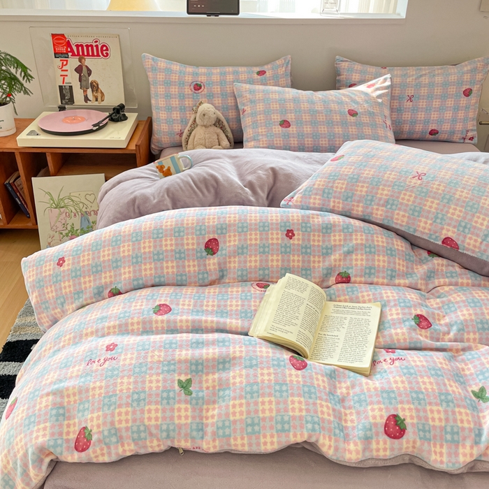 91家纺网 家纺一手货源 找家纺 瑞钰 2025新款A类加厚牛奶绒印花四件套 草莓软心