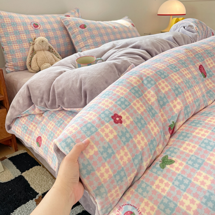 91家纺网 家纺一手货源 找家纺 瑞钰 2025新款A类加厚牛奶绒印花四件套 草莓软心