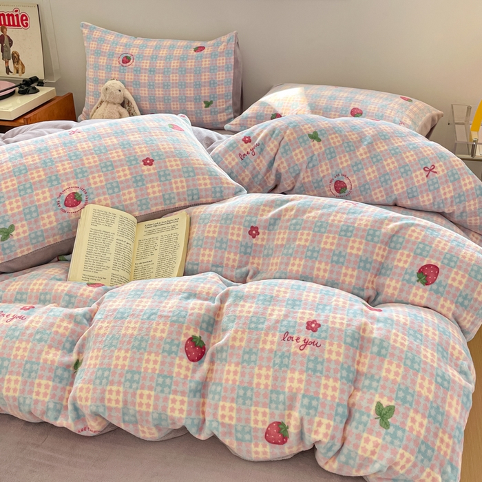 91家纺网 家纺一手货源 找家纺 瑞钰 2025新款A类加厚牛奶绒印花四件套 草莓软心