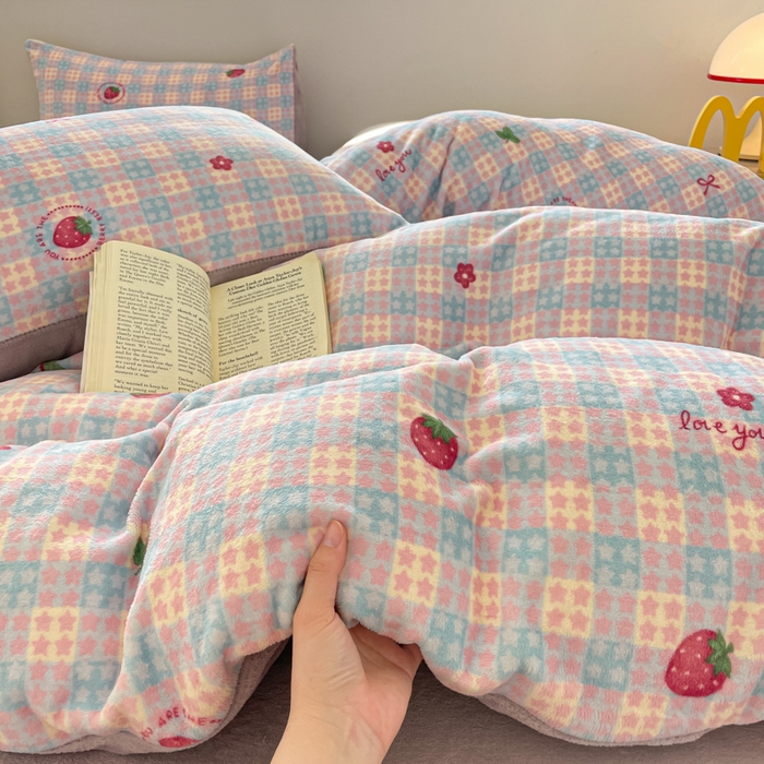 91家纺网 家纺一手货源 找家纺 瑞钰 2025新款A类加厚牛奶绒印花四件套 草莓软心