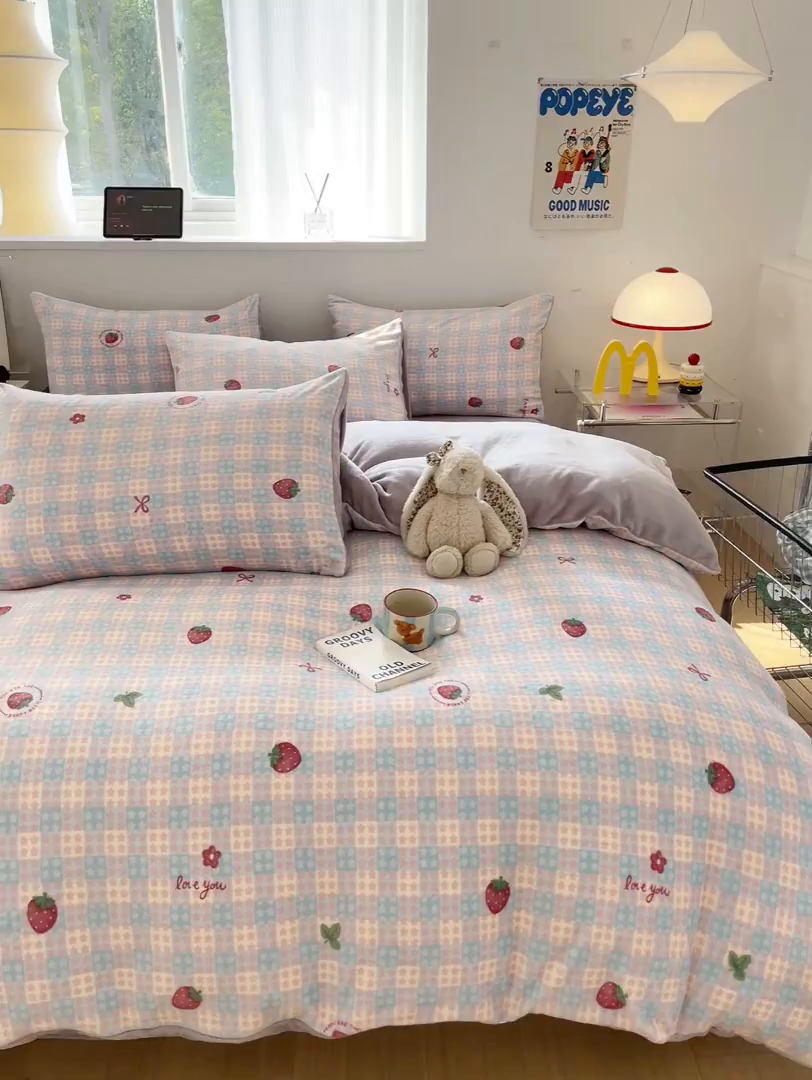 91家纺网 家纺一手货源 找家纺 瑞钰 2025新款A类加厚牛奶绒印花四件套 草莓软心