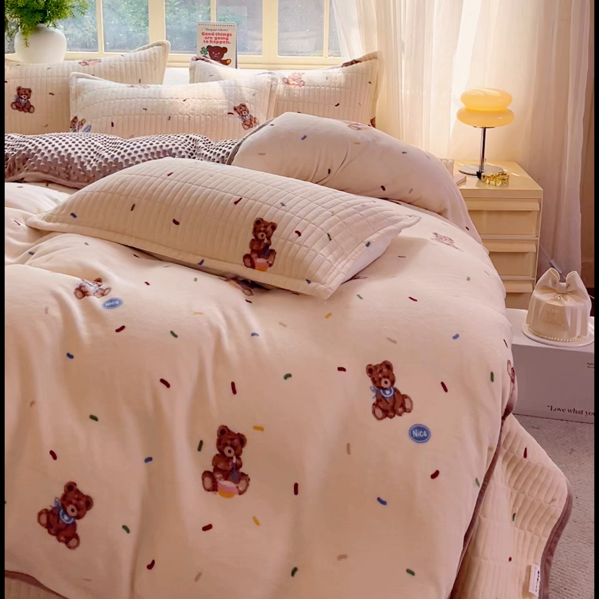 91家纺网 家纺一手货源 找家纺 尚美家纺 2025冬季新品豆豆绒高克重床盖被套四件套 可爱熊