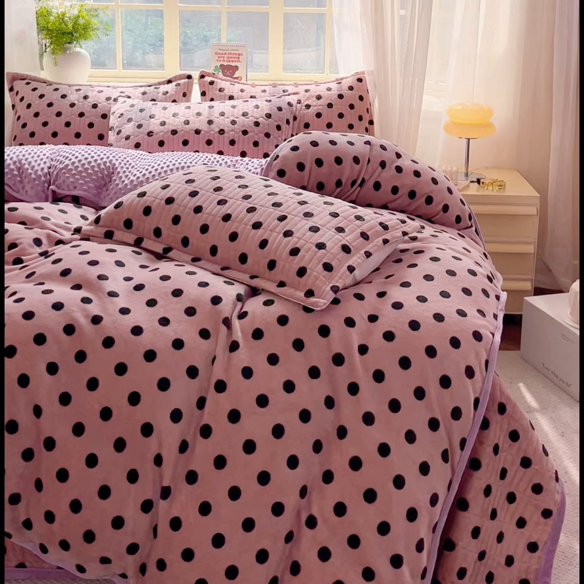 91家纺网 家纺一手货源 找家纺 尚美家纺 2025冬季新品豆豆绒高克重床盖被套四件套 小波点肉色