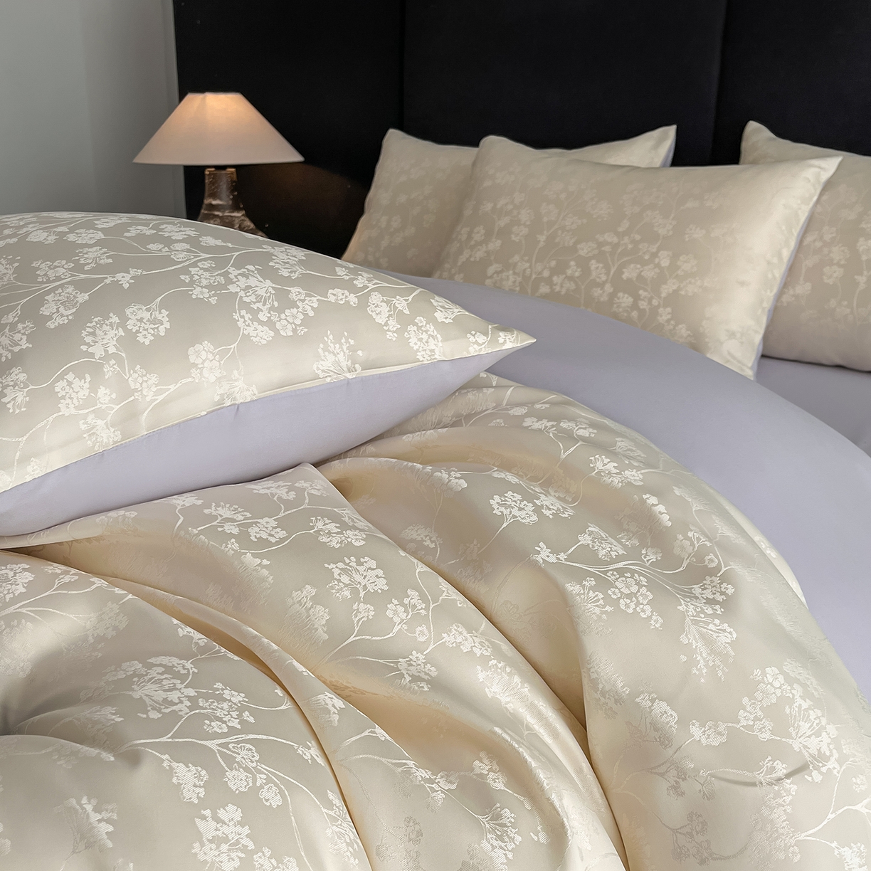 91家纺网 家纺一手货源 找家纺 置顶家纺 2025新款亲肤提花系列四件套-雅芙 雅芙-奶白+香芋紫