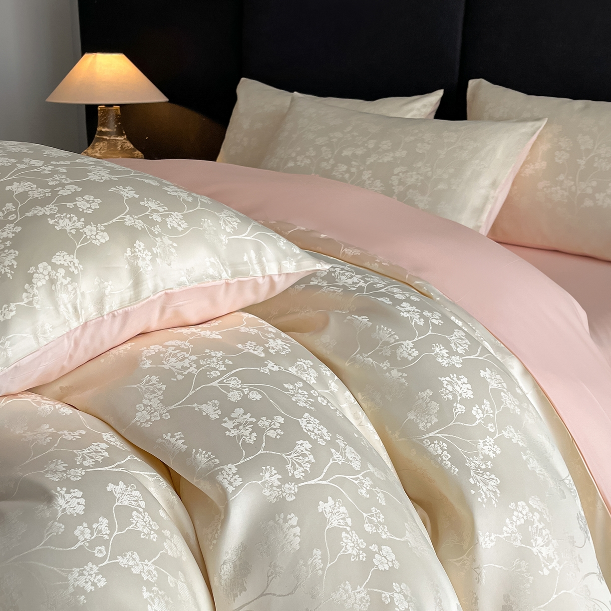 91家纺网 家纺一手货源 找家纺 置顶家纺 2025新款亲肤提花系列四件套-雅芙 雅芙-奶白+粉