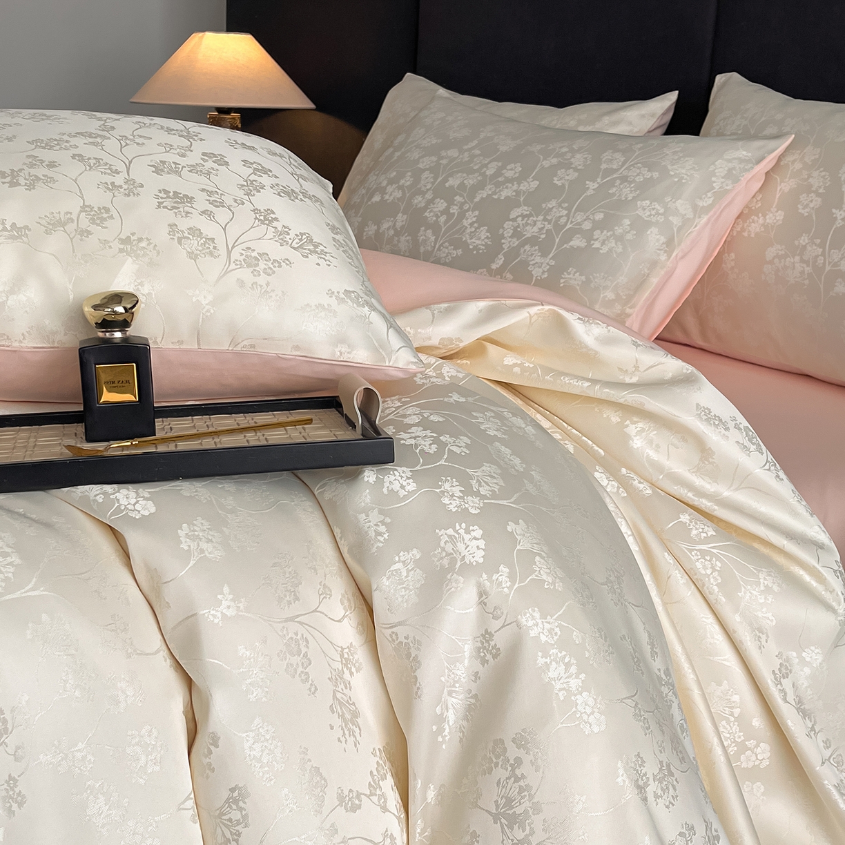 91家纺网 家纺一手货源 找家纺 置顶家纺 2025新款亲肤提花系列四件套-雅芙 雅芙-奶白+粉