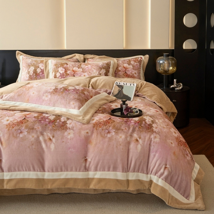 91家纺网 家纺一手货源 找家纺 （总）可恩欣 2025新款双拼角宽边数码牛奶绒四件套