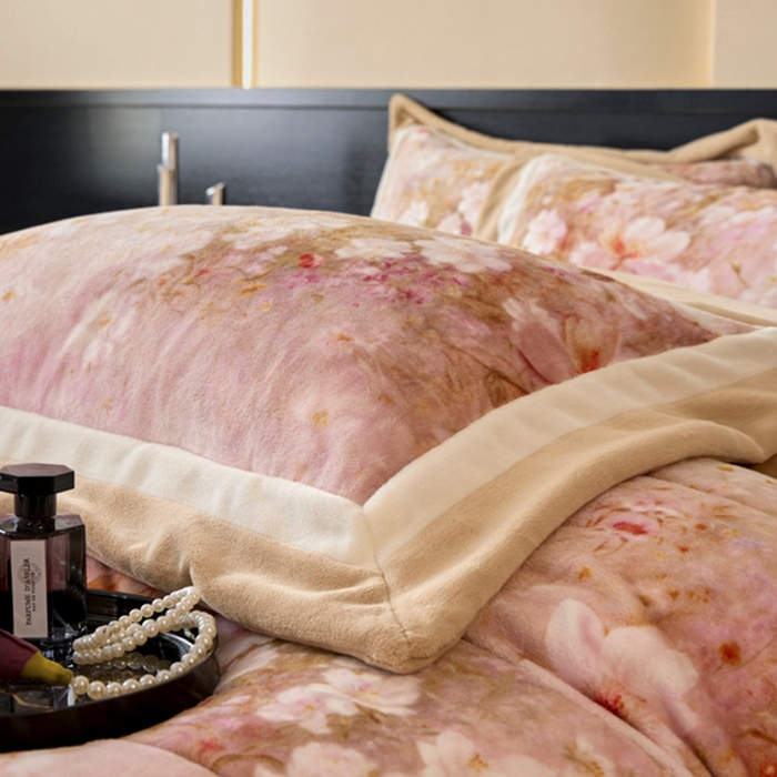 91家纺网 家纺一手货源 找家纺 （总）可恩欣 2025新款双拼角宽边数码牛奶绒四件套