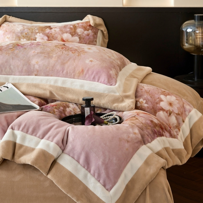 91家纺网 家纺一手货源 找家纺 （总）可恩欣 2025新款双拼角宽边数码牛奶绒四件套