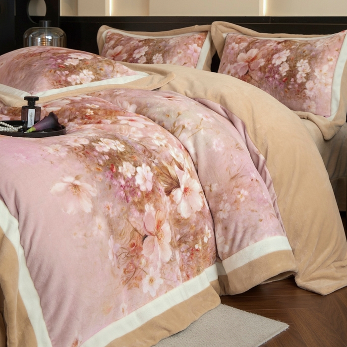 91家纺网 家纺一手货源 找家纺 （总）可恩欣 2025新款双拼角宽边数码牛奶绒四件套