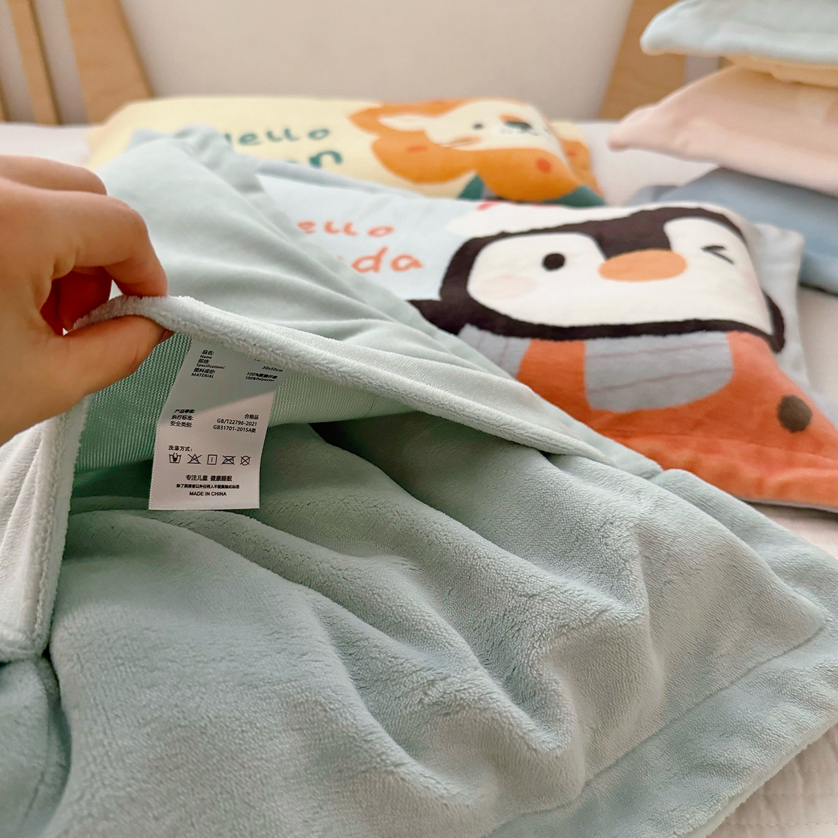 91家纺网 家纺一手货源 找家纺 荷马之梦 2025新款A类牛奶绒数码印花原创卡通大版儿童幼儿园单枕套枕套单件-萌宠 企鹅达达