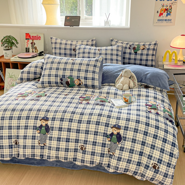 91家纺网 家纺一手货源 找家纺 瑞钰 2025新款A类加厚牛奶绒印花四件套 蓝格英伦熊