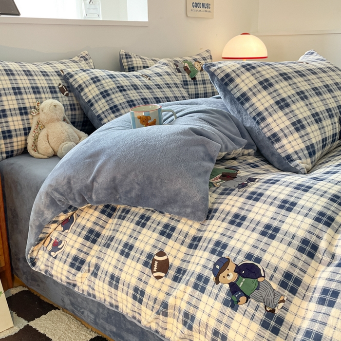 91家纺网 家纺一手货源 找家纺 瑞钰 2025新款A类加厚牛奶绒印花四件套 蓝格英伦熊