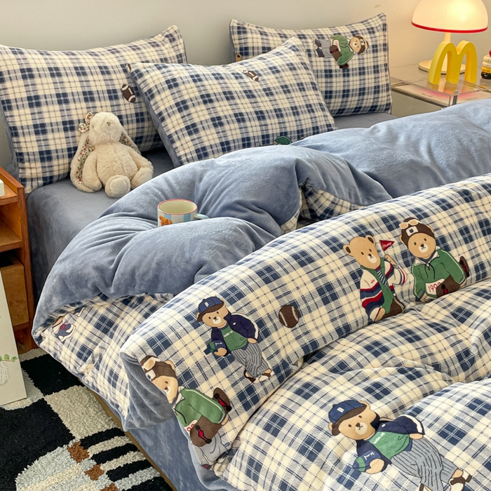 91家纺网 家纺一手货源 找家纺 瑞钰 2025新款A类加厚牛奶绒印花四件套 蓝格英伦熊