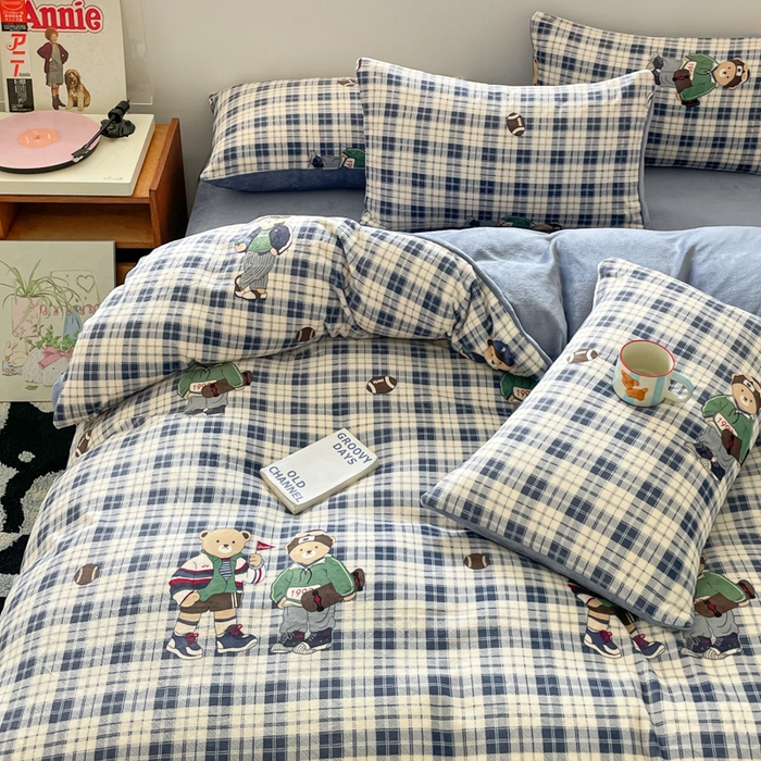 91家纺网 家纺一手货源 找家纺 瑞钰 2025新款A类加厚牛奶绒印花四件套 蓝格英伦熊