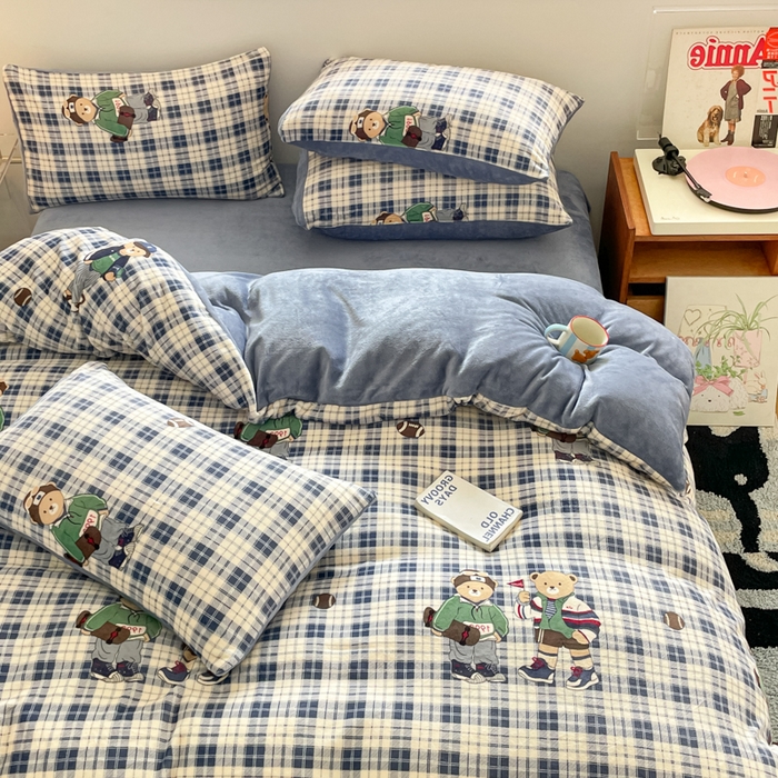 91家纺网 家纺一手货源 找家纺 瑞钰 2025新款A类加厚牛奶绒印花四件套 蓝格英伦熊