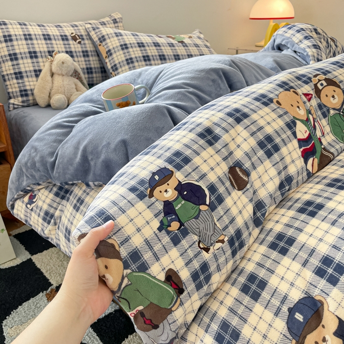 91家纺网 家纺一手货源 找家纺 瑞钰 2025新款A类加厚牛奶绒印花四件套 蓝格英伦熊