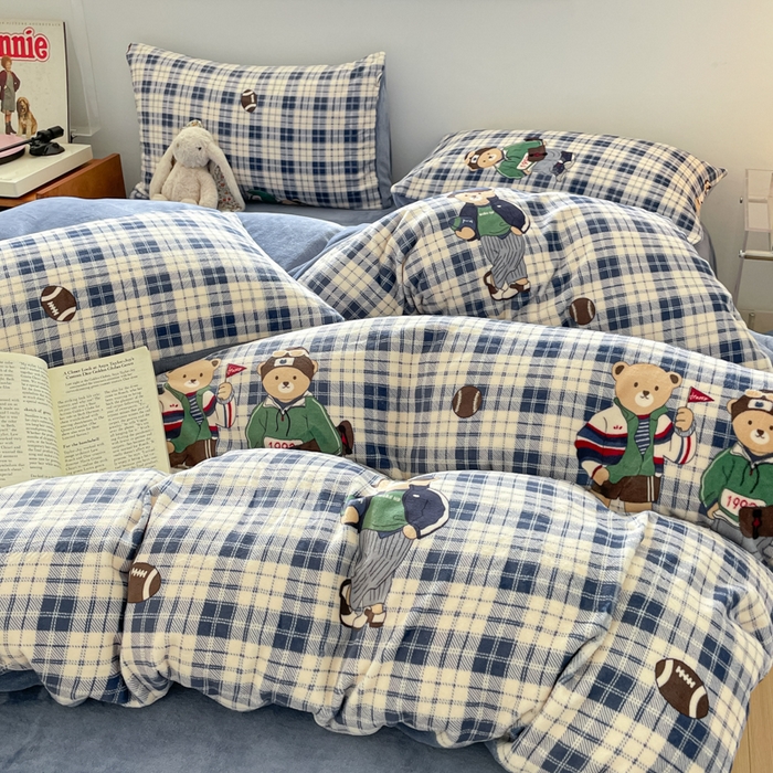 91家纺网 家纺一手货源 找家纺 瑞钰 2025新款A类加厚牛奶绒印花四件套 蓝格英伦熊