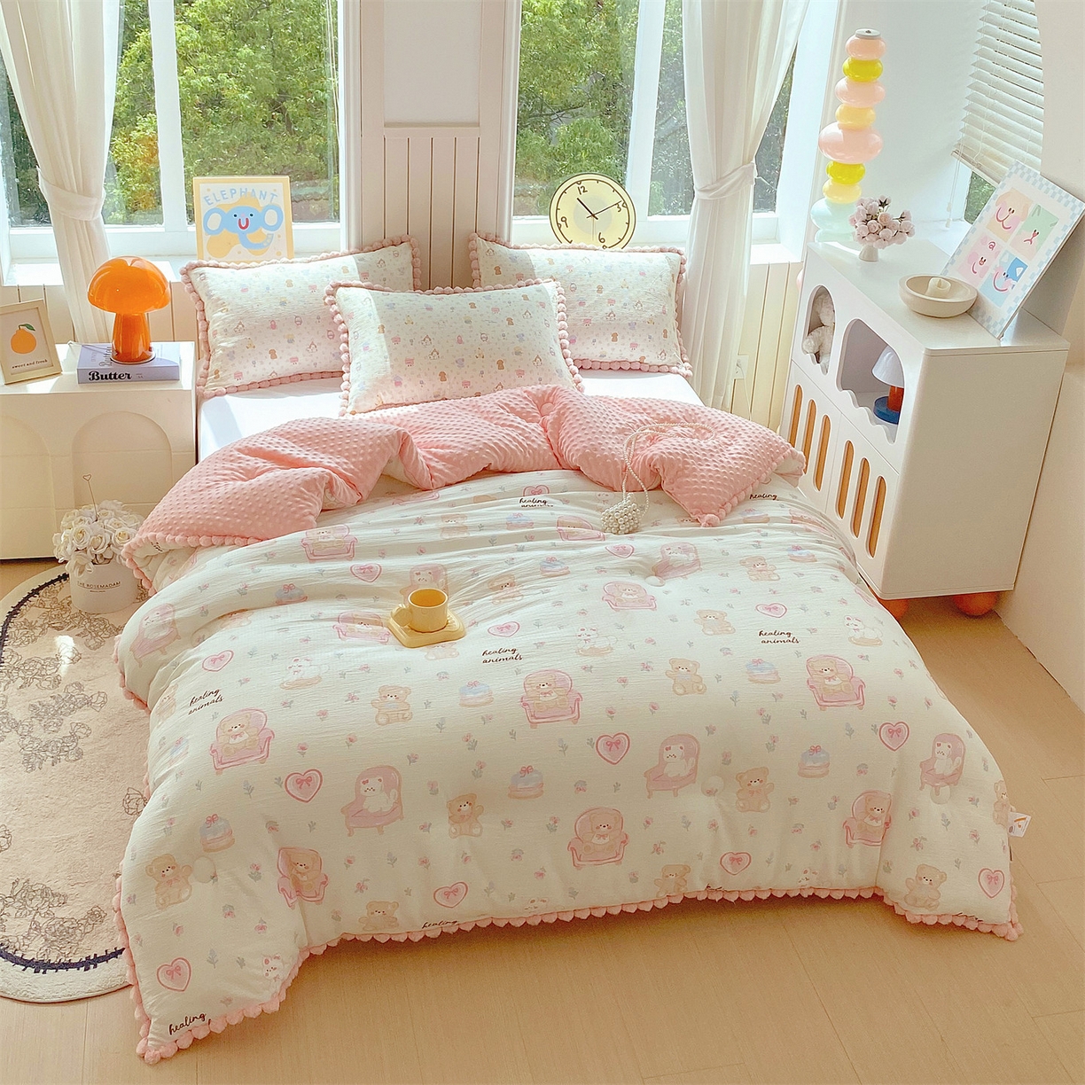 91家纺网 家纺一手货源 找家纺 梵克保罗 2025新款冬被系列 毛球款豆豆被 花乡小熊