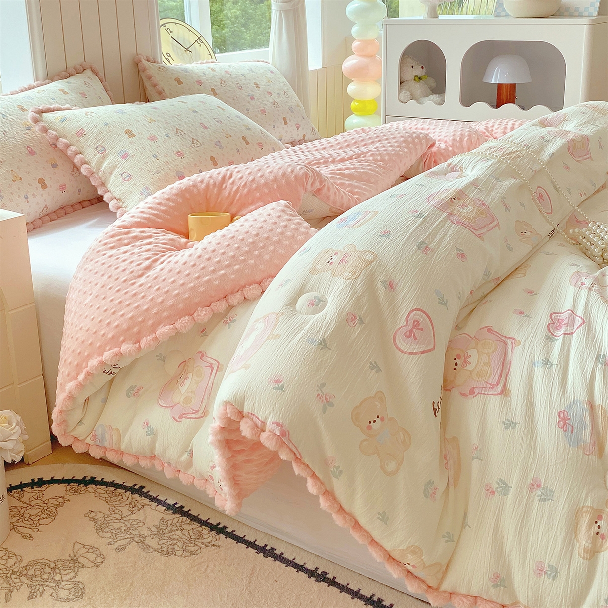 91家纺网 家纺一手货源 找家纺 梵克保罗 2025新款冬被系列 毛球款豆豆被 花乡小熊