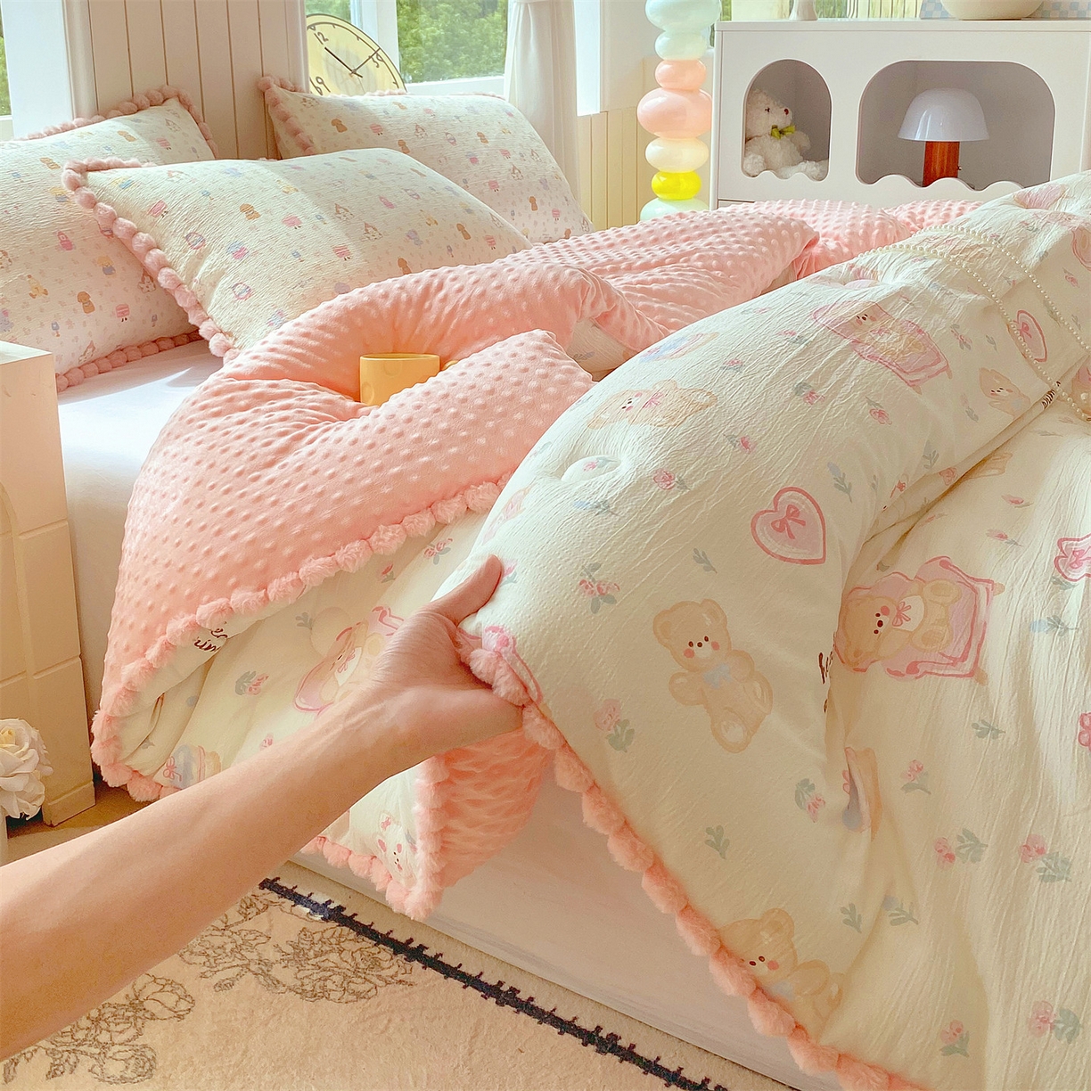 91家纺网 家纺一手货源 找家纺 梵克保罗 2025新款冬被系列 毛球款豆豆被 花乡小熊