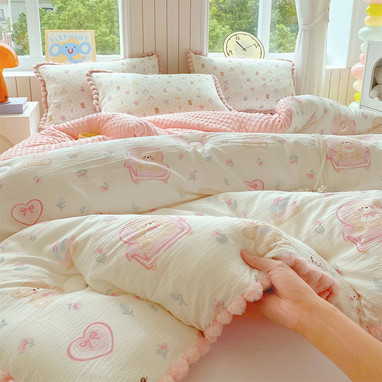 91家纺网 家纺一手货源 找家纺 梵克保罗 2025新款冬被系列 毛球款豆豆被 花乡小熊