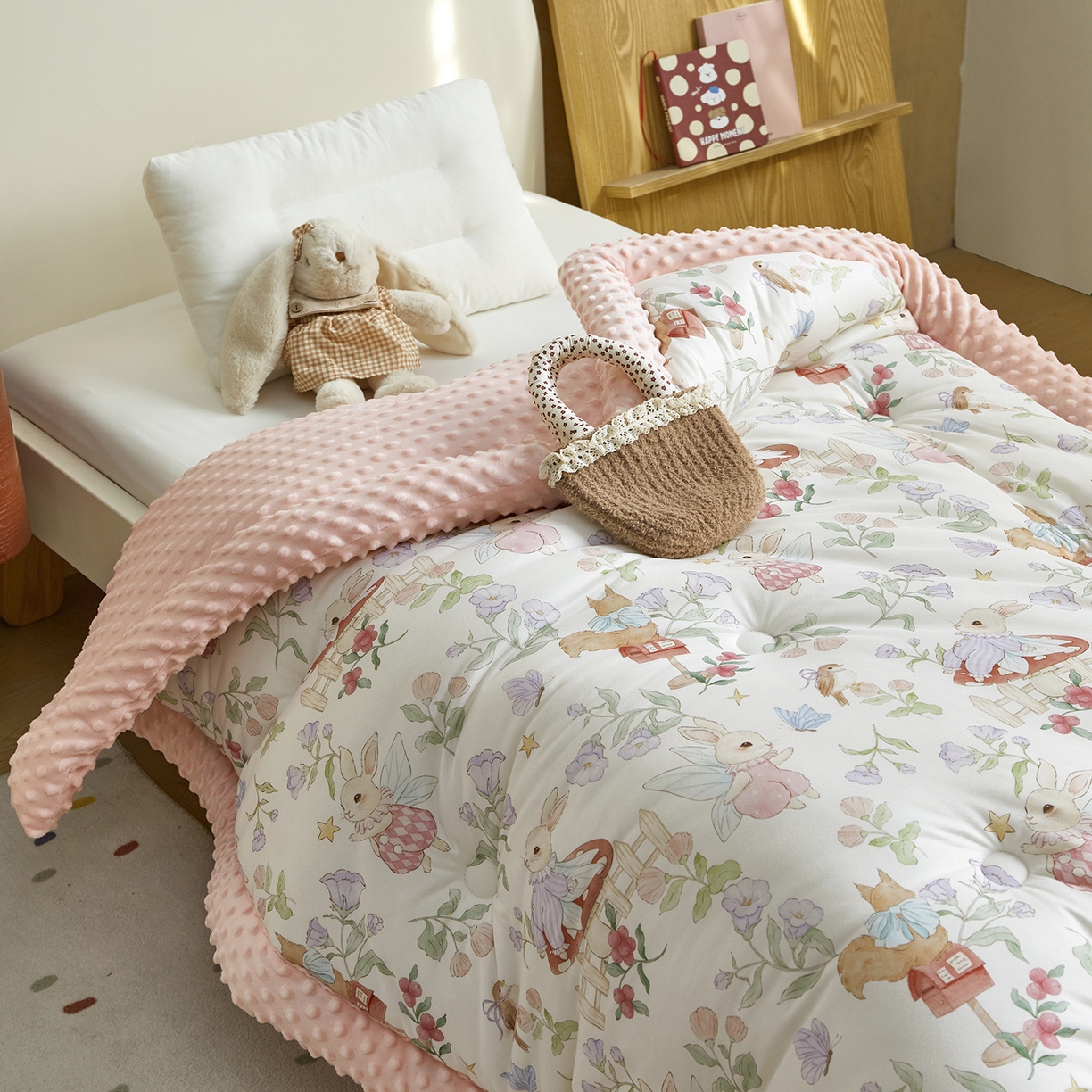 91家纺网 家纺一手货源 找家纺 荷马之梦 2025新款A类小版针织棉数码印花手绘原创豆豆绒被芯儿童被子春秋被冬被-梦境 精灵小兔