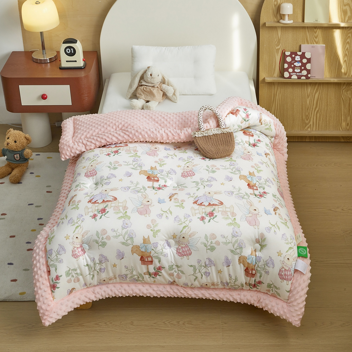 91家纺网 家纺一手货源 找家纺 荷马之梦 2025新款A类小版针织棉数码印花手绘原创豆豆绒被芯儿童被子春秋被冬被-梦境 精灵小兔