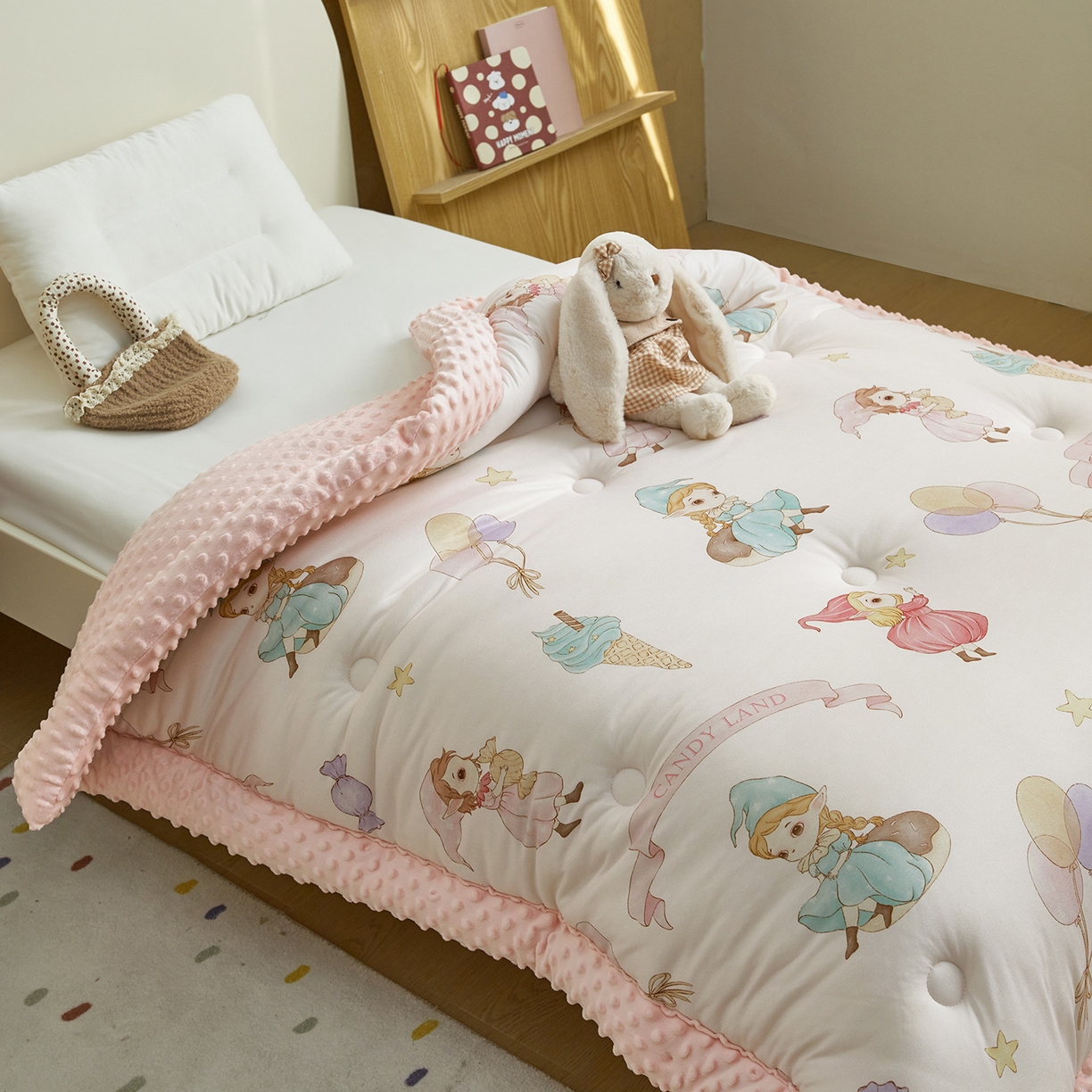 91家纺网 家纺一手货源 找家纺 荷马之梦 2025新款A类小版针织棉数码印花手绘原创豆豆绒被芯儿童被子春秋被冬被-梦境 糖果女孩