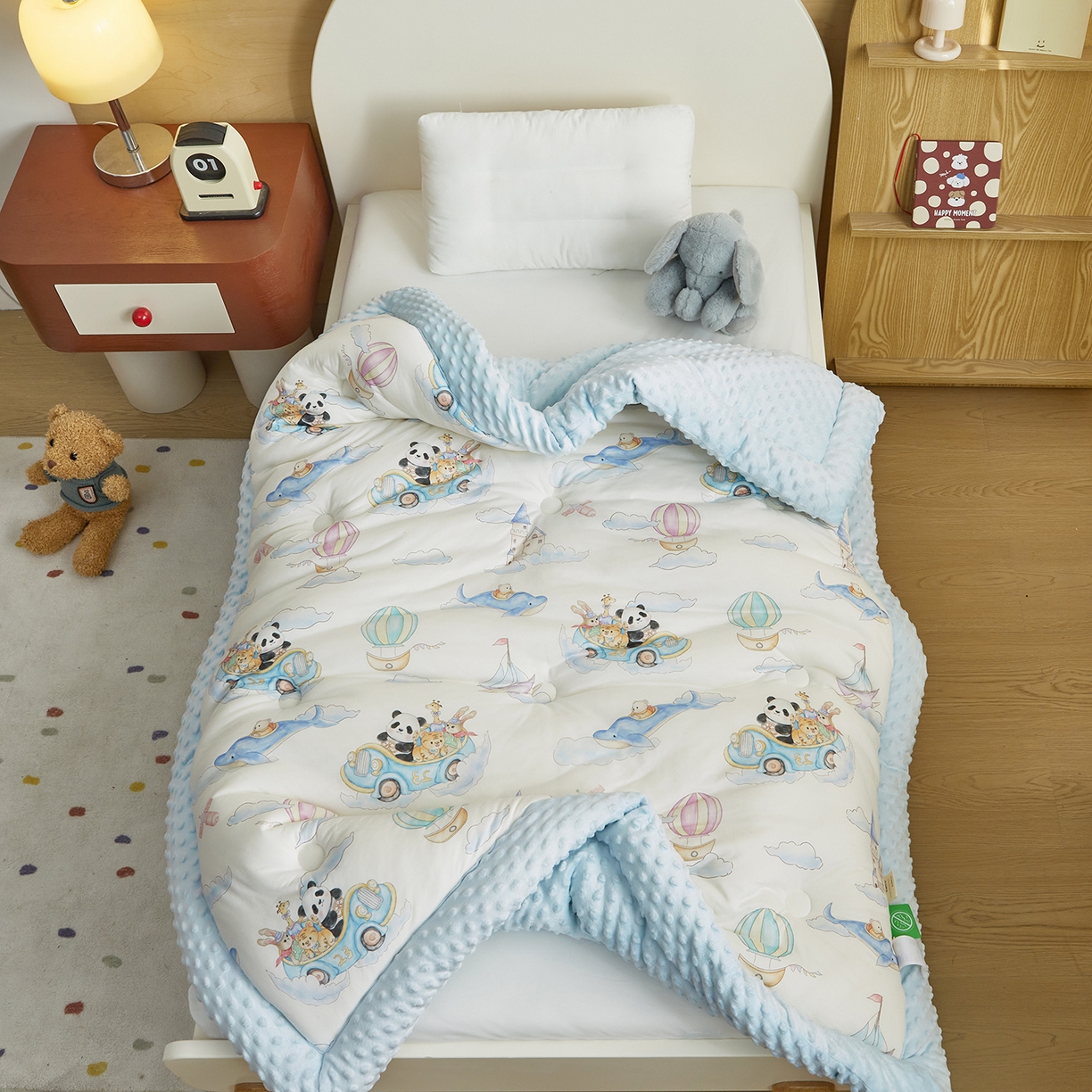 91家纺网 家纺一手货源 找家纺 荷马之梦 2025新款A类小版针织棉数码印花手绘原创豆豆绒被芯儿童被子春秋被冬被-梦境 跑跑小熊猫B