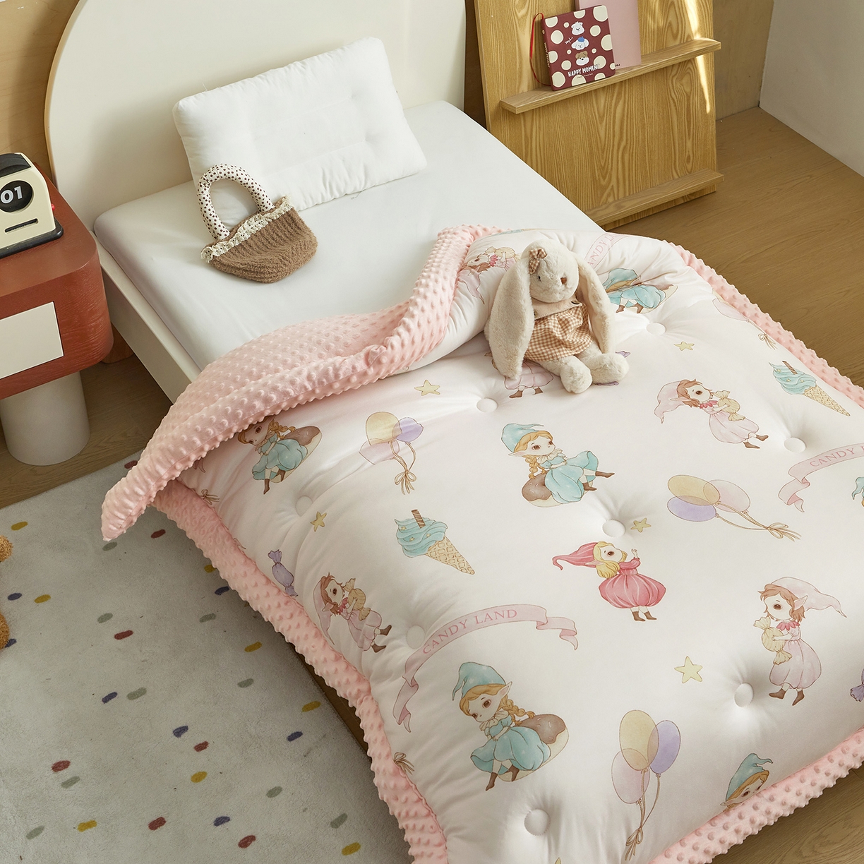 91家纺网 家纺一手货源 找家纺 荷马之梦 2025新款A类小版针织棉数码印花手绘原创豆豆绒被芯儿童被子春秋被冬被-梦境 糖果女孩