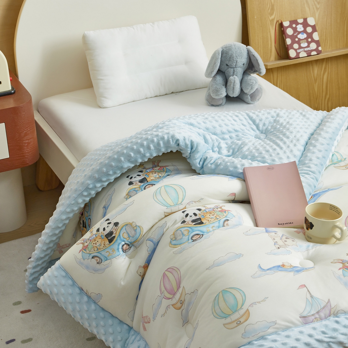 91家纺网 家纺一手货源 找家纺 荷马之梦 2025新款A类小版针织棉数码印花手绘原创豆豆绒被芯儿童被子春秋被冬被-梦境 跑跑小熊猫B