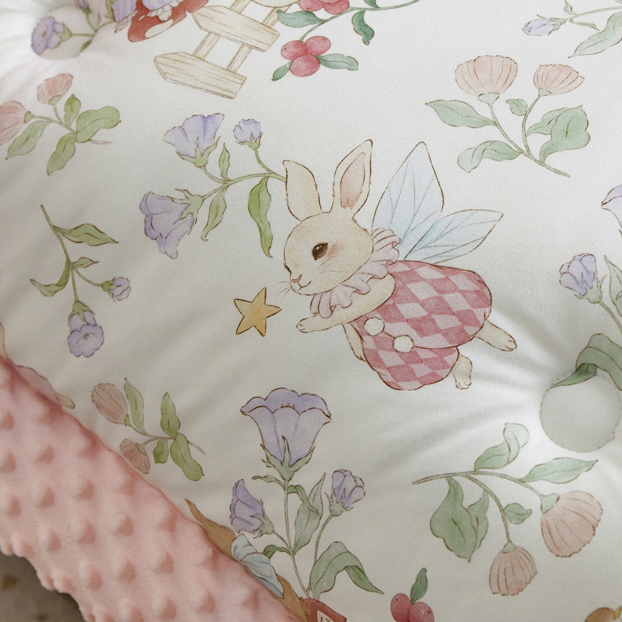 91家纺网 家纺一手货源 找家纺 荷马之梦 2025新款A类小版针织棉数码印花手绘原创豆豆绒被芯儿童被子春秋被冬被-梦境 精灵小兔