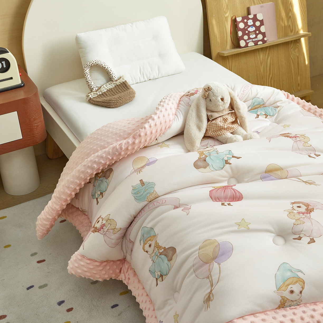 91家纺网 家纺一手货源 找家纺 荷马之梦 2025新款A类小版针织棉数码印花手绘原创豆豆绒被芯儿童被子春秋被冬被-梦境 糖果女孩