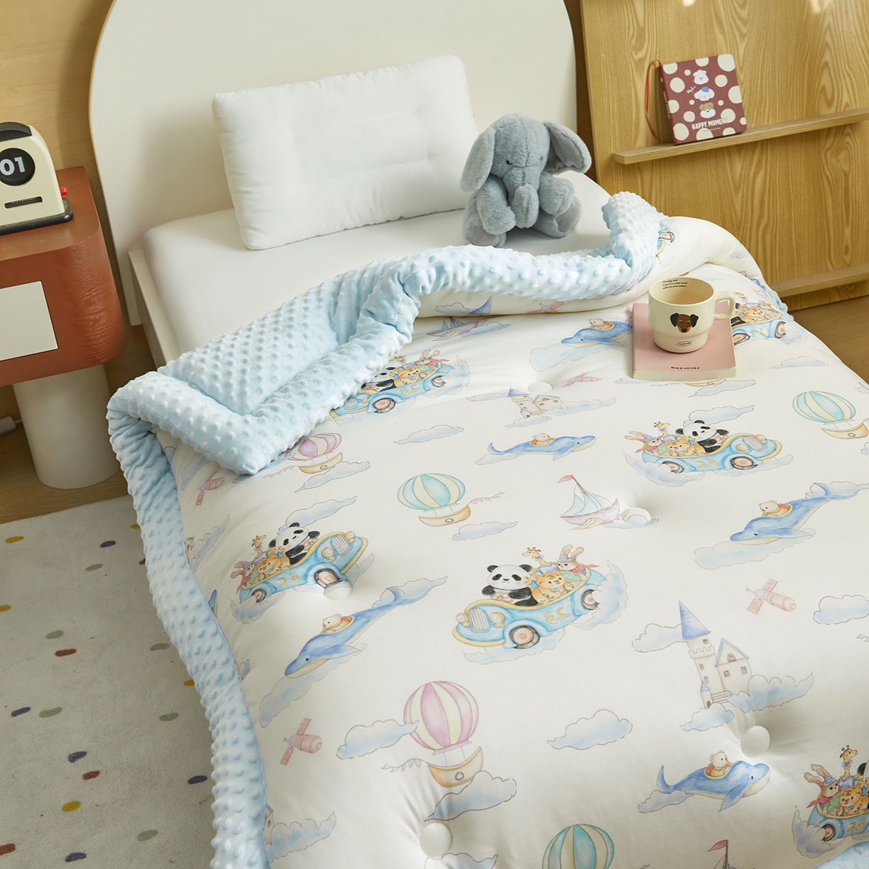 91家纺网 家纺一手货源 找家纺 荷马之梦 2025新款A类小版针织棉数码印花手绘原创豆豆绒被芯儿童被子春秋被冬被-梦境 跑跑小熊猫B