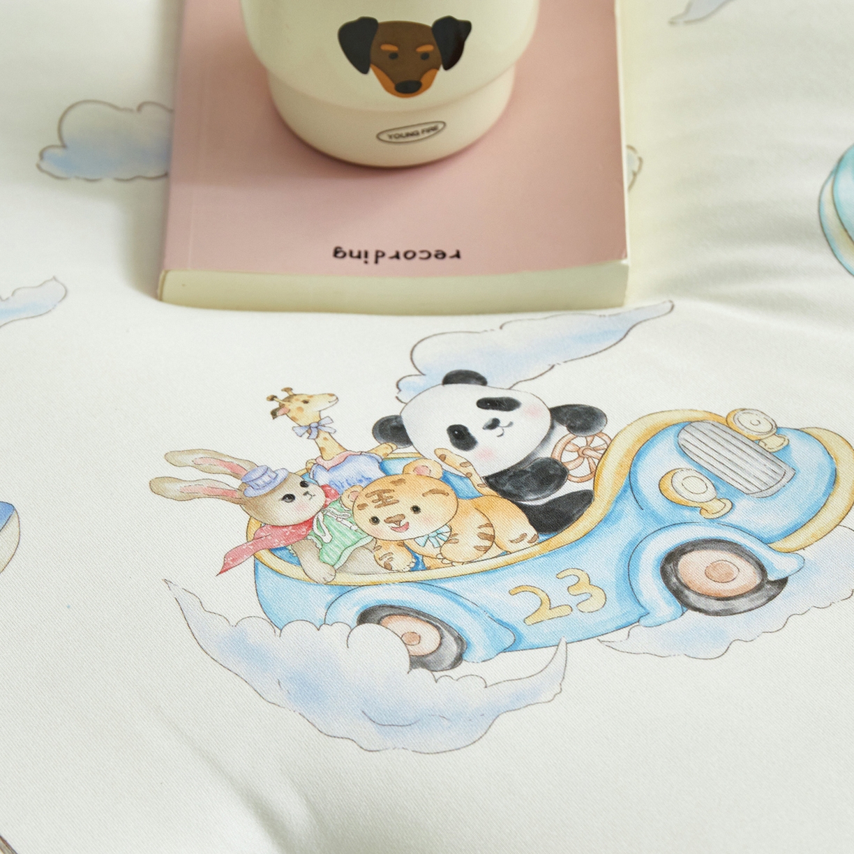 91家纺网 家纺一手货源 找家纺 荷马之梦 2025新款A类小版针织棉数码印花手绘原创豆豆绒被芯儿童被子春秋被冬被-梦境 跑跑小熊猫B