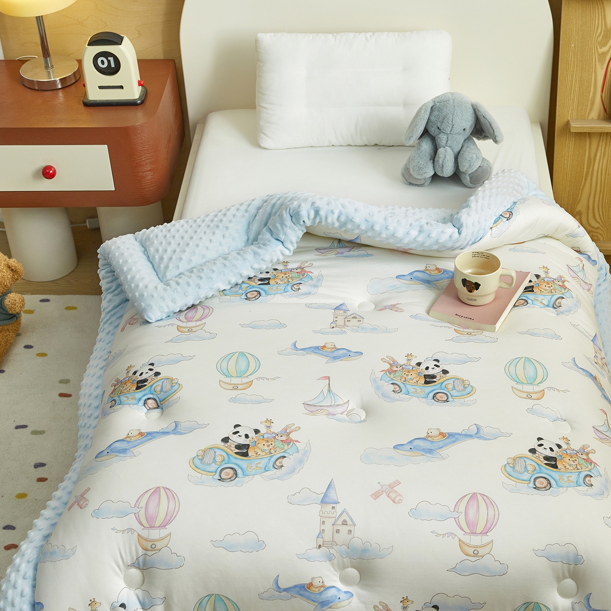 91家纺网 家纺一手货源 找家纺 荷马之梦 2025新款A类小版针织棉数码印花手绘原创豆豆绒被芯儿童被子春秋被冬被-梦境 跑跑小熊猫B