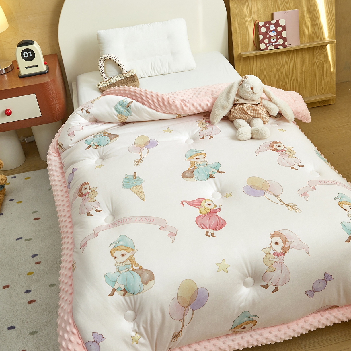 91家纺网 家纺一手货源 找家纺 荷马之梦 2025新款A类小版针织棉数码印花手绘原创豆豆绒被芯儿童被子春秋被冬被-梦境 糖果女孩