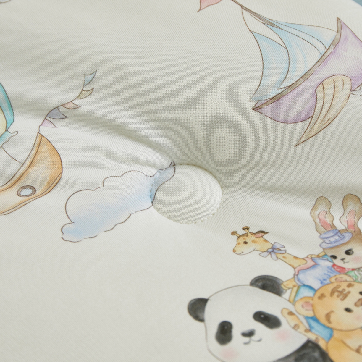 91家纺网 家纺一手货源 找家纺 荷马之梦 2025新款A类小版针织棉数码印花手绘原创豆豆绒被芯儿童被子春秋被冬被-梦境 跑跑小熊猫B