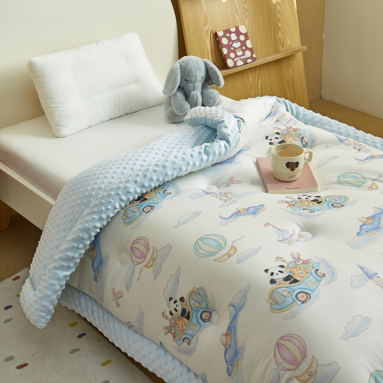 91家纺网 家纺一手货源 找家纺 荷马之梦 2025新款A类小版针织棉数码印花手绘原创豆豆绒被芯儿童被子春秋被冬被-梦境 跑跑小熊猫B