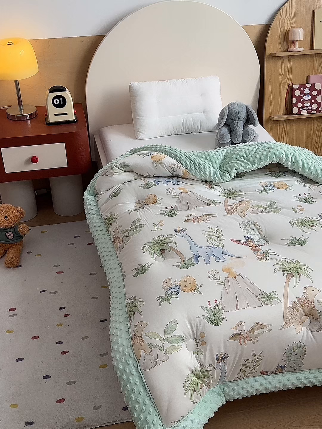 91家纺网 家纺一手货源 找家纺 荷马之梦 2025新款A类小版针织棉数码印花手绘原创豆豆绒被芯儿童被子春秋被冬被-梦境 恐龙之家