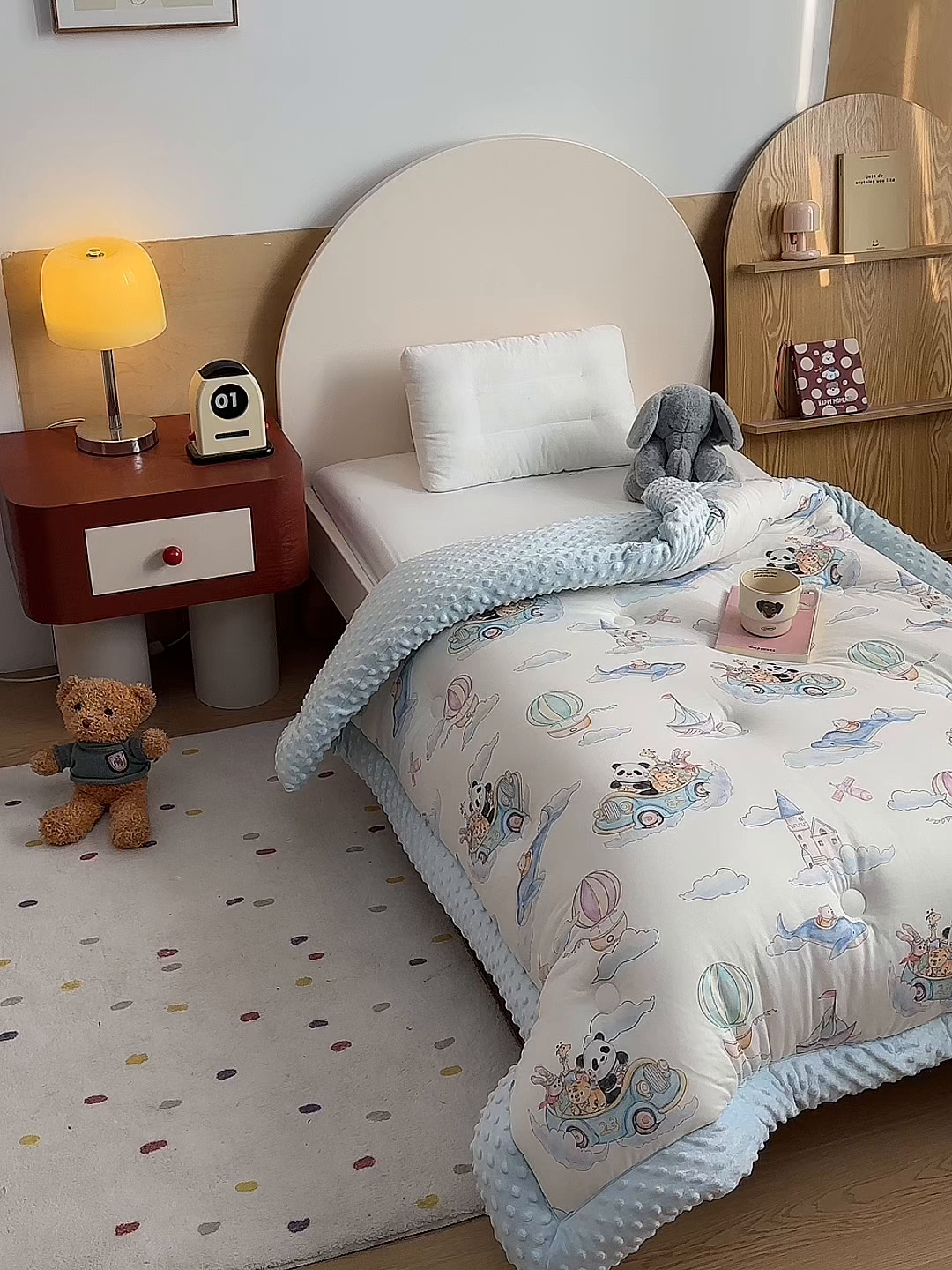 91家纺网 家纺一手货源 找家纺 荷马之梦 2025新款A类小版针织棉数码印花手绘原创豆豆绒被芯儿童被子春秋被冬被-梦境 跑跑小熊猫B