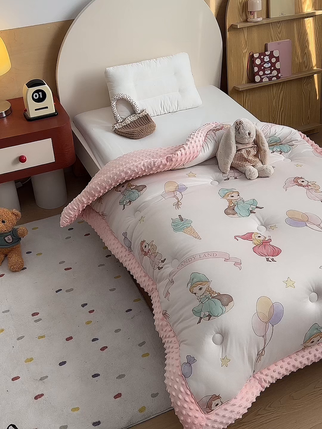 91家纺网 家纺一手货源 找家纺 荷马之梦 2025新款A类小版针织棉数码印花手绘原创豆豆绒被芯儿童被子春秋被冬被-梦境 糖果女孩