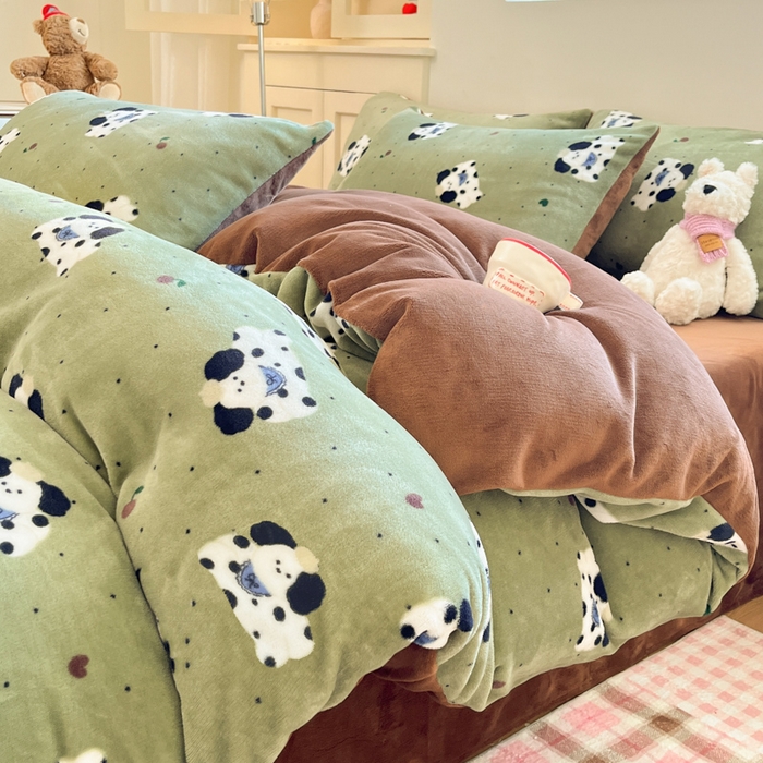 91家纺网 家纺一手货源 找家纺 瑞钰 2025新款A类加厚牛奶绒印花四件套 抹茶绿狗